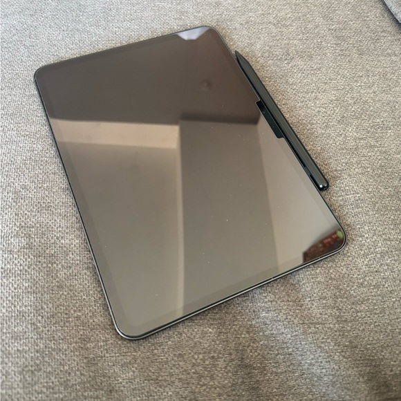 iPad Pro 11-inch with pencil - Picture 2 of 3